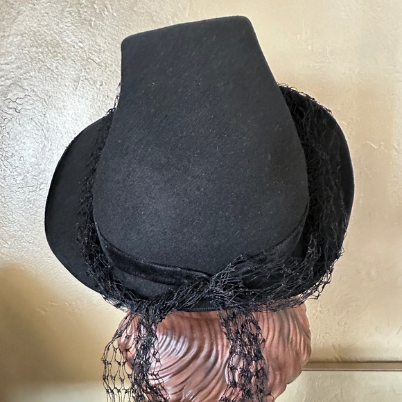 PRETTY 1940s\' BLACK FELT HAT WITH FUCHSIA FEATHER \